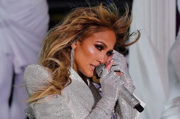 Auch Jennifer Lopez performte. Normalerweise kommen jedes Jahr rund eine Million Menschen auf den Times Square, die Party gehört zu den größten Silvesterfeiern der Welt. Das Großereignis fand erstmals 1904 statt, als die "New York Times" die Eröffnung des neuen Zeitungsverlagshauses mit einem Silvester-Feuerwerk feierte.