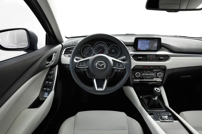 Während sich das Äußere nur im Detail ändert, erhalten das Cockpit und das Innenleben des Mazda6 ein komplettes Update. Das jetzt farbige Head-up-Display erleichtert die Lesbarkeit im Vergleich zum bisherigen Monochrom-Display. Das neue Lenkrad ist je nach Ausstattung auch beheizbar. Tachometer- und Anzeigendesign sind durch eine neue Schrift und integrierte Farbelemente benutzerfreundlicher geworden.