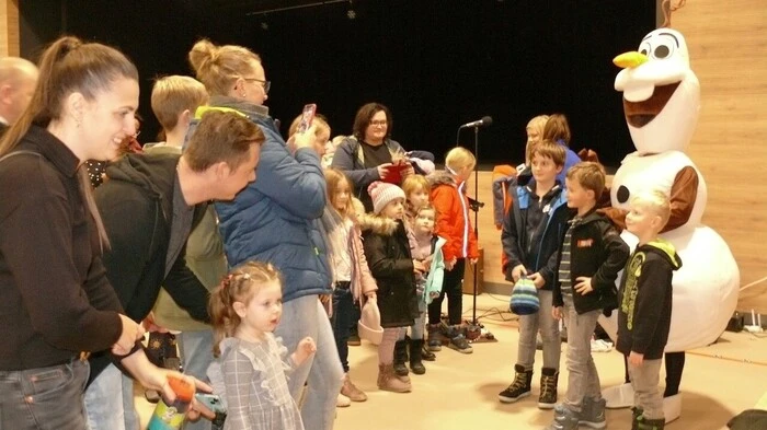 Ob Peter Pan, Rotkäppchen oder Arielle, ja sogar Olaf und Elsa aus „Die Eiskönigin“ und noch mehr waren bei der Familienshow von „Magical–Dream“ in der Sport- und Veranstaltungshalle Ratten dabei.