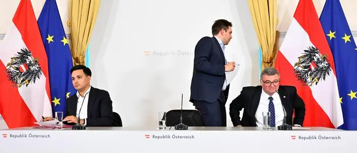 Neos-Klubobmann Yannick Shetty, Staatssekretär Alexander Pröll (ÖVP) und Staatssekretär Jörg Leichtfried (SPÖ).