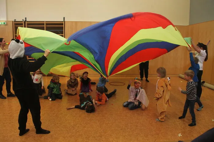 Nach dem offiziellen Umzug herrschte auch beim Kinderfasching in der Volksschule buntes Treiben.