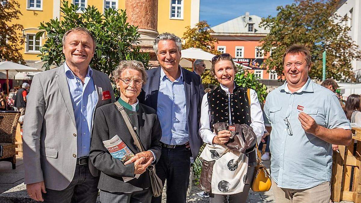 Andreas Überbacher mit Mutter Magdalena, Chefredakteur Hubert Patterer, Schwester Helga Überbacher und Partner Erich Ezr