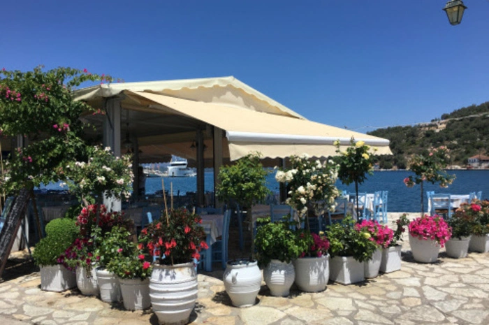 Im Hafen von Meganisi stärkt man sich am besten in der Taverne Errikos, die für ihre Fischspezialitäten bekannt ist.