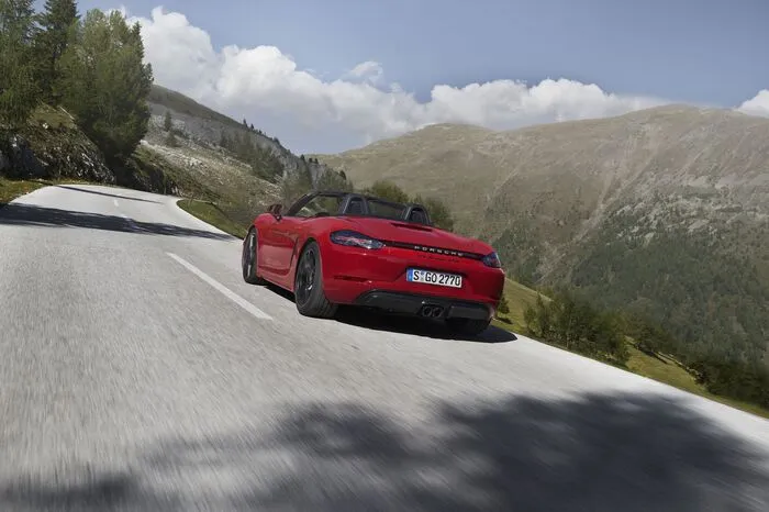 In Verbindung mit dem Doppelkupplungsgetriebe und dem Sport-Chrono-Paket sprinten die GTS-Modelle in 4,1 Sekunden von null auf 100 km/h. Die Spitzengeschwindigkeit liegt bei 290 km/h.