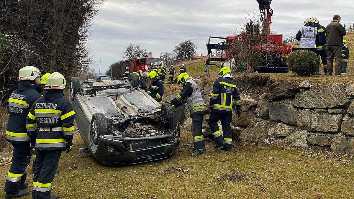 Auf der B 77 hat sich ein Fahrer mit seinem Mercedes überschlagen