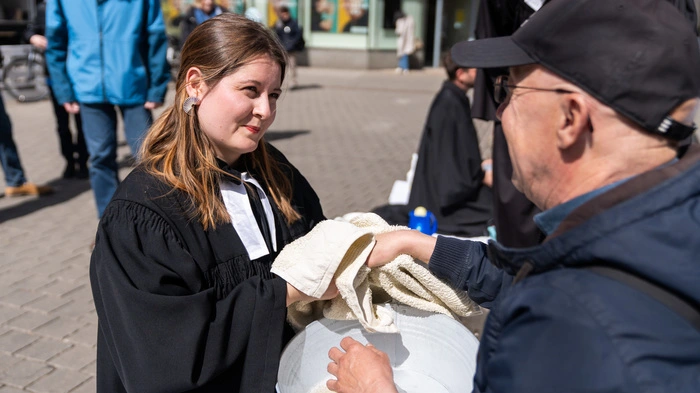 Vier Geistliche aus der Evangelischen Kirche luden 2023 am Gründonnerstag zur öffentlichen Fußwaschung. Ein ausdrucksstarkes Ritual, das mit beiden Seiten etwas macht.