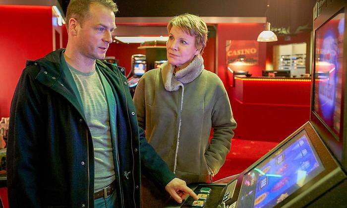 Im Casino des Opfers: Marie Brand ist erstaunt über Simmels Faszination an Spielautomaten