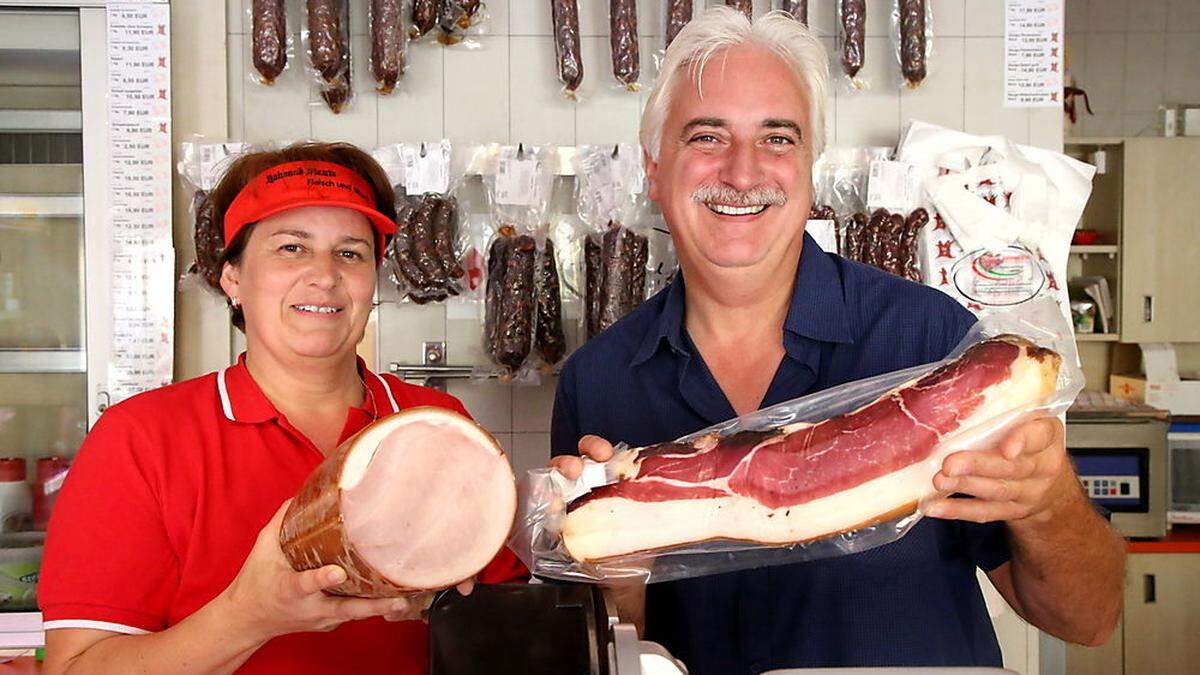 Alles Wurst heißt es wieder in Weitensfeld: Raimund Plautz und Mitarbeiterin Renate Horn 