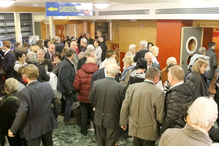 Im übervollen Saal gesichtet wurden allen voran „Hausherr“ Bürgermeister Walter Zemrosser, Landesrat Martin Gruber, Mediziner Ernst Kohlweg, Polizeiinspektionskommandant Alexander Benedikt, Provisor John Opara, Feuerwehrkommandant Freddy Becker sowie „Flex“-Techniker Gerald Remschnig