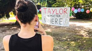 „Taylor no matter where“ ist im Stadtpark zu lesen