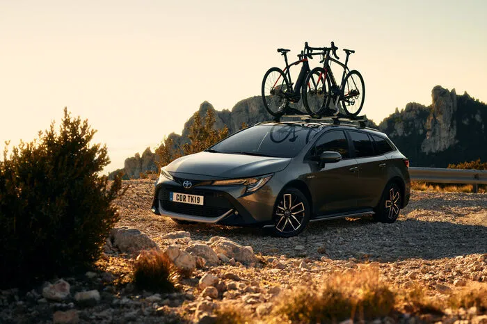 20 Millimeter mehr Bodenfreiheit, robuste Design-Merkmale und ein Unterfahrschutz an Front und Heck: Das macht den ausschließlich als Kombi Touring Sports erhältlichen Corolla Trek aus. Oben drauf gibt es 17-Zoll-Felgen, getöntes Glas für die hinteren Scheiben sowie LED- und Nebelscheinwerfer.