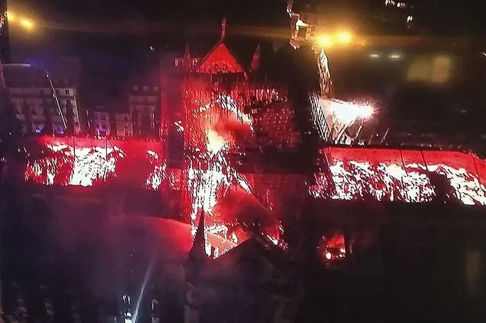 Ein Drohnenbild der Polizei zeigt das ganze Ausmaß des Feuers.