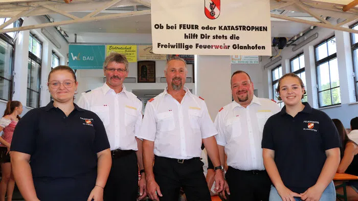 Am Foto von Links: Nina Treffner, Julius Glanzer (Kameradschaftsführer),  FF-Kdt. Wolfgang Drolle sein Kdt-Stvr. Karl Stadtmann und Chantal Stadtmann.
