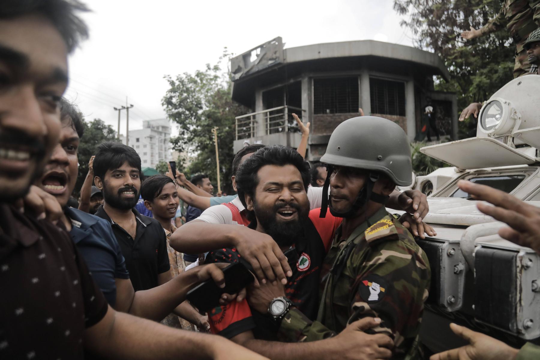 Bangladeschs Regierungschefin flieht, Armee bereitet Übergangsregierung vor
