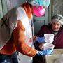 In der Ostukraine sind alte und kranke Menschen zurückgeblieben (Archivbild)
