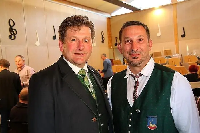 Im vollbesetzten Mehrzwecksaal waren unter anderen auch Bürgermeister Markus Prettenthaler mit seinem Vize Ulrich Schratter, Ehrenpräsident und Alt-Bürgermeister Gottfried Preßler sowie vonseiten des Bezirks-Blasmusikverbandes Andreas Angerer und Harald Krahser.