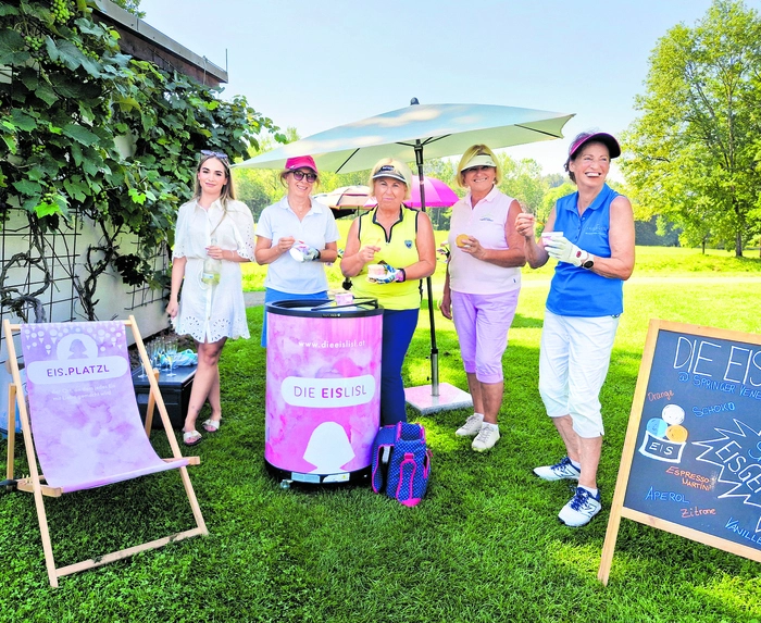 Erfrischung am Fairway – Damen-Flight bei Loch 6 mit einem kühlen Eis