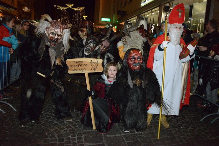 Die Kinderperchtengruppe Lind Rajach mit Nikolo