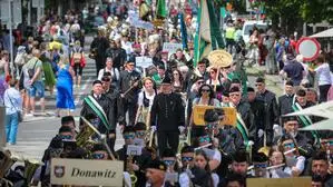 Samstagnachmittag war die Bergparade mit mehr als 1600 Teilnehmern ein Höhepunkt der Bergstadtfestes in Leoben