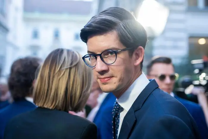 Der Kurz-Vertraute und frühere Kabinettschef im Bundeskanzleramt, Bernhard Bonelli, sitzt ebenfalls auf der Anklagebank, auch er soll vor dem Ausschuss die Unwahrheit gesagt haben. Genau wie Kurz und Glatz-Kremsner bereitet auch er die Vorwürfe.