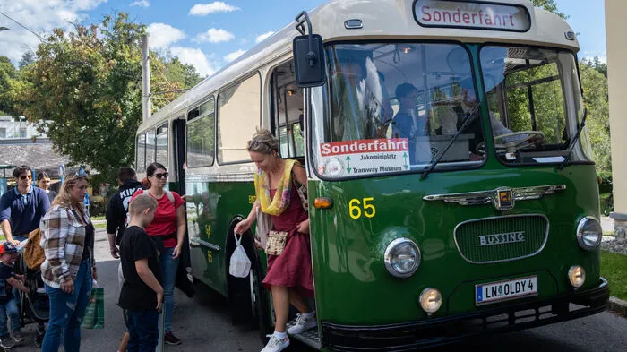 Wer wollte, konnte klassisch mit der Tram der Linie 1 kommen - oder mit einem Sonderbus, der extra für das große Jubiliäum herausgeputzt wurde und Gäste vom Jakominiplatz bis zum Tramway-Museum bei der Endstation in Mariatrost brachte.