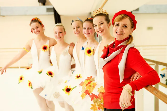 Die Freude war ihnen schon bei den Proben anzusehen: Die Ballettschülerinnen (und auch zwei -schüler!) der Grazer Oper sind selbstverständlich auch heuer wieder Teil der Eröffnung am Ball der Bälle. Heuer tanzen sie einenAuszug aus Verdis „Die vier Jahreszeiten“ (aus der Oper „Die sizilianische Vesper“). Für Ballettschul-Leiterin Diana Ungureanu ist es die 21. und letzte Redoute: Die langjährige Primaballerina der Grazer Oper verabschiedet sich damit zum zweiten Mal in den Ruhestand.