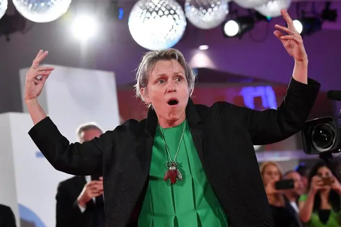 ... Die US-amerikanische Schauspielerin und Ehefrau von Regisseur Joel Coen überzeugte im Film "Three Billboards Outside Ebbing, Missouri" als Mutter auf Rachefeldzug ...