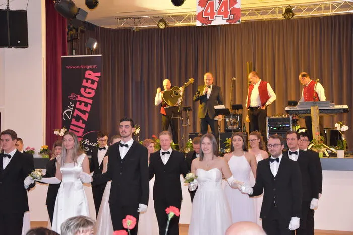 Die zahlreichen Besucher zeigten sich von der Polonaise und Mitternachtseinlage der Tanzschule Glauninger begeistert.