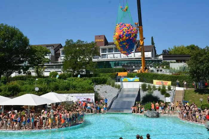 Die Bälle wurden von einem 45 Meter hohen Kran in das Wasser fallen gelassen.