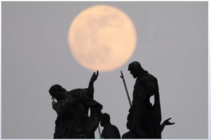 Dieses Schauspiel entsteht, wenn der Mond der Erde besonders nah kommt.