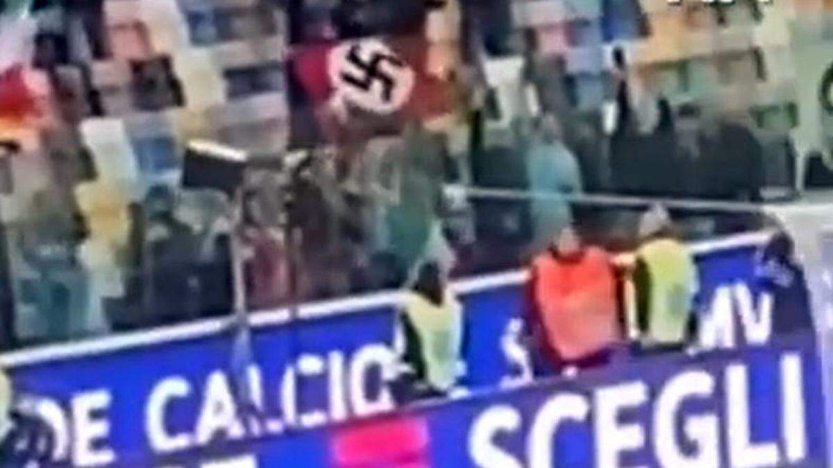 Ein Zuseher sorgte in Udine im Stadion mit seiner Hakenkreuzfahne für Empörung 