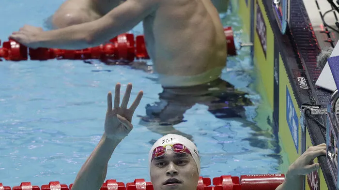 Der unter Dopingverdacht stehende Olympiasieger Sun Yang hat bei der Schwimm-WM in Südkorea den Titel über 400 m Kraul gewonnen.