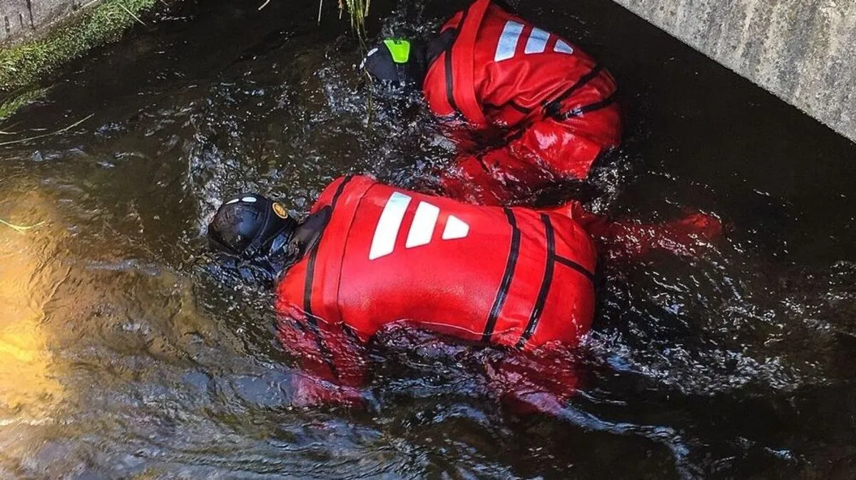 Im Knittelfelder Werkskanal suchten die Apfelberger Feuerwehrleute nach der Tatwaffe