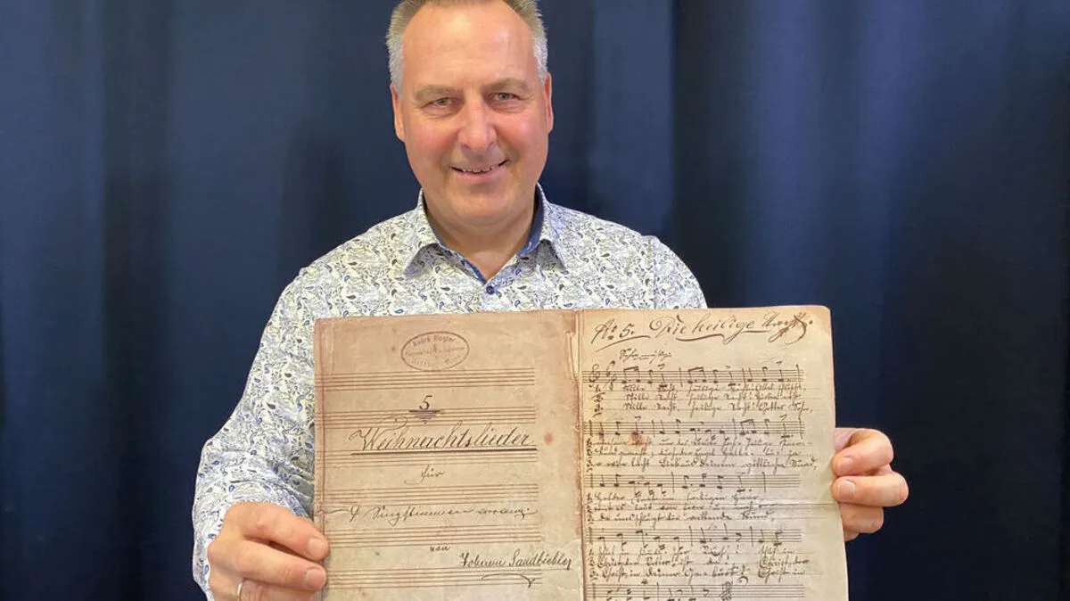 Stille Nacht Forscher Martin Reiter mit dem über 130 Jahre alten Notenblatt aus Sillian