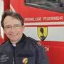 Ein Mann vor einem Feuerwehrauto | Stadthauptpfarrer Richard Pirker ist Mitglied der Hauptfeuerwache Villach