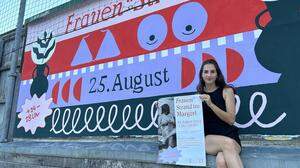 Anna Majcan vor der Plakatwand im &quot;Margerl&quot;: Am 25. August gibt es dort den &quot;Frauen*Strand&quot;
