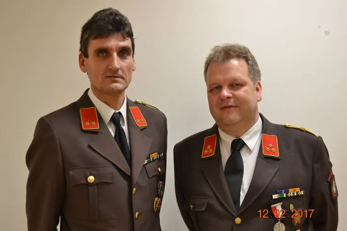 Michael Karl (r.) als Kommandant und Peter Trummer (l.) als Kommandant-Stellvertreter lenken auch in den nächsten fünf Jahren die Geschicke der Freiwilligen Feuerwehr Bad Gleichenberg. Bei der Neuwahl erhielten sie eindrucksvolle Zustimmung.