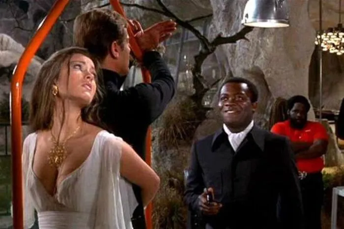 Jane Seymour hat nach ihrem Bond-Auftritt in "Leben und sterben lassen" Fernsehkarriere gemacht, etwa in der Fernsehserie "Dr. Quinn – Ärztin aus Leidenschaft", in "Jenseits von Eden" und "Smallville". Die gebürtige Britin mit US-Pass besitzt mittlerweile einen "Emmy" und einen Stern auf dem "Hollywood Walk of Fame" .