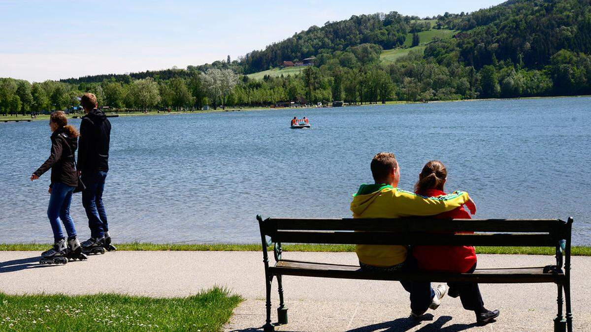 Am Stubenbergsee: Das Areal und auch der See selbst dürfen derzeit betreten werden - auch wenn es sehr frisch ist