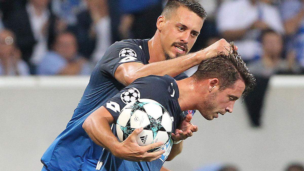 Sandro Wagner gratulierte dem Torschützen Mark Uth (rechts)