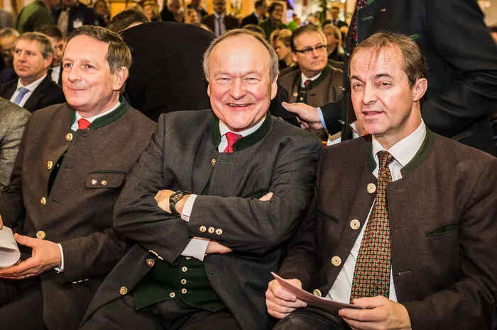Von links: Agrarlandesrat Christian Benger (VP), Hermann Schultes, Präsident der Landwirtschaftskammer Oberösterreich und Johann Mößler, Präsident der Kärntner Landwirtschaftskammer