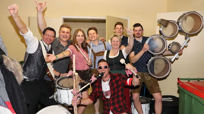 Als  Mitternachtseinlage gab es eine rhythmische Drum-Show mit den Trommlern „Six Stix“ unter Leitung von Stefan Schusser.