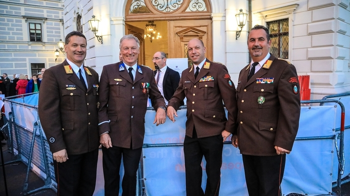 Diesen Abend werden zehn steirische Feuerwehrmänner wahrscheinlich nicht so schnell vergessen. Am Nationalfeiertag wurden Delegationen bestehend aus ehrenamtlichen Helfern und Vertretern der Blaulichtorganisationen aus ganz Österreich nach Wien eingeladen.