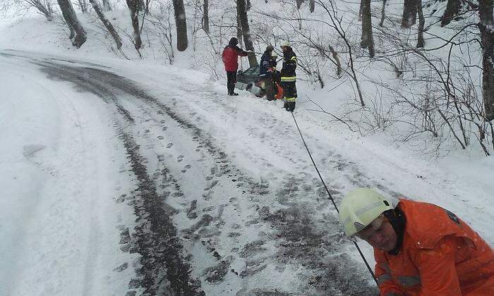 Die Feuerwehr Glojach musste binnen einer Stunde gleich zwei Fahrzeuge bergen.