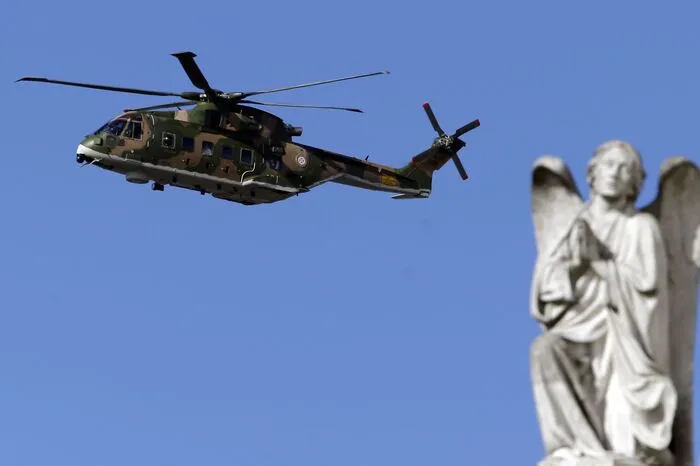 Tausende jubelnde und singende Menschen säumten die Straßen. "Hoch lebe der Papst, hoch lebe der Papst", sangen Pilger überall. Auf der Esplanade vor der Basilika wurde das 80 Jahre alte Oberhaupt der katholischen Kirche nach Medienschätzung von mehr als 400.000 Menschen begrüßt.