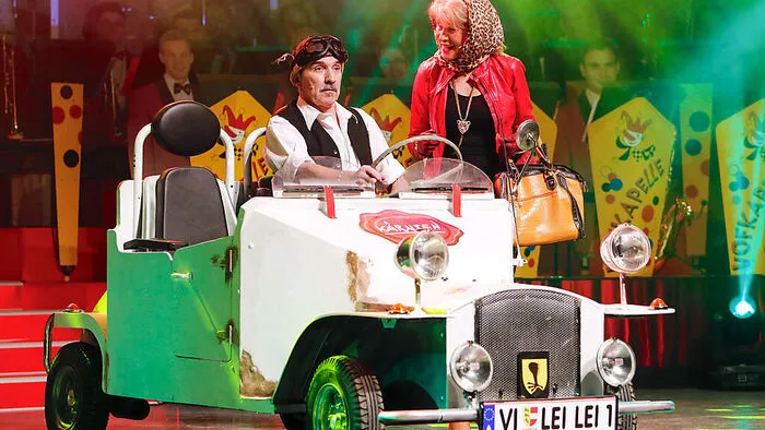 Franz Kleinbichler und Sonja Juchart scherzten im Oldtimer