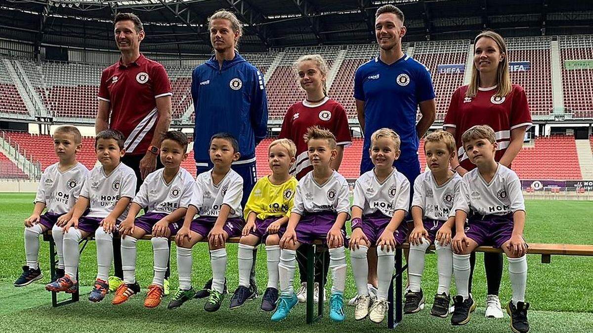 Austrias U6 mit den Paten Patrick Greil und Oliver Markoutz (rechts im blauen Trikot)