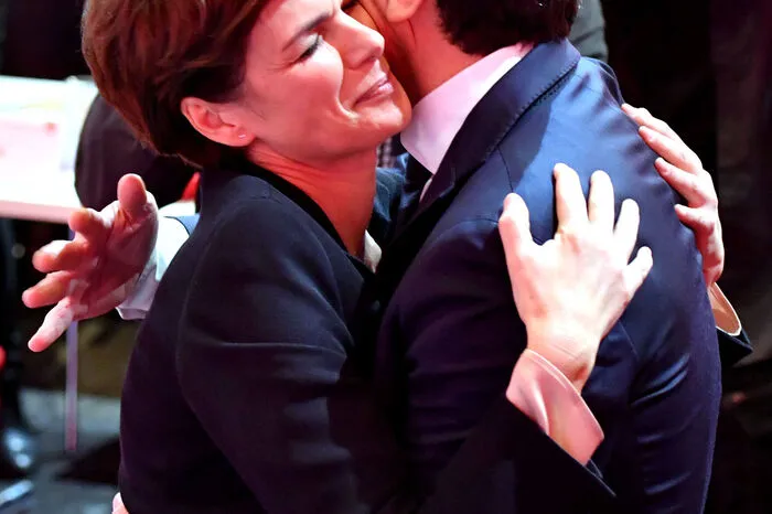 "Es fühlt sich saugut an, von euch umarmt zu werden. Ich möchte euch ganz fest umarmen, jeden einzelnen von euch." - Rendi-Wagner nach dem von zahlreichen Umarmungen und Standing Ovations begleiteten Einzug beim SPÖ-Bundesparteitag.