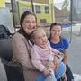 Lena Trost mit ihrer Tochter Anna und der Diplomierten Gesundheits- und Kinderkrankenpflegeperson Verena Unterreiner