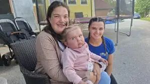 Lena Trost mit ihrer Tochter Anna und der Diplomierten Gesundheits- und Kinderkrankenpflegeperson Verena Unterreiner